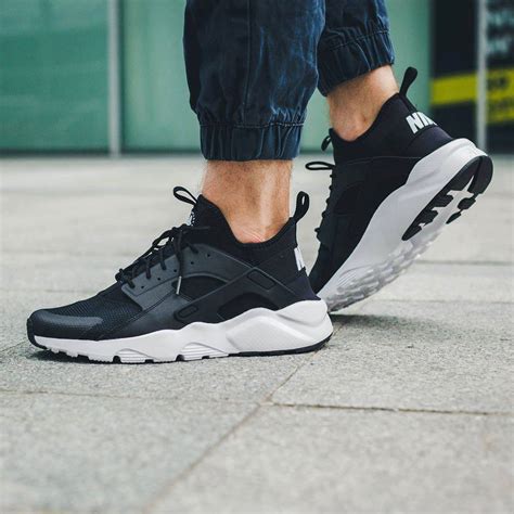 nike huaraxhe zwart|Nike Huarache boots.